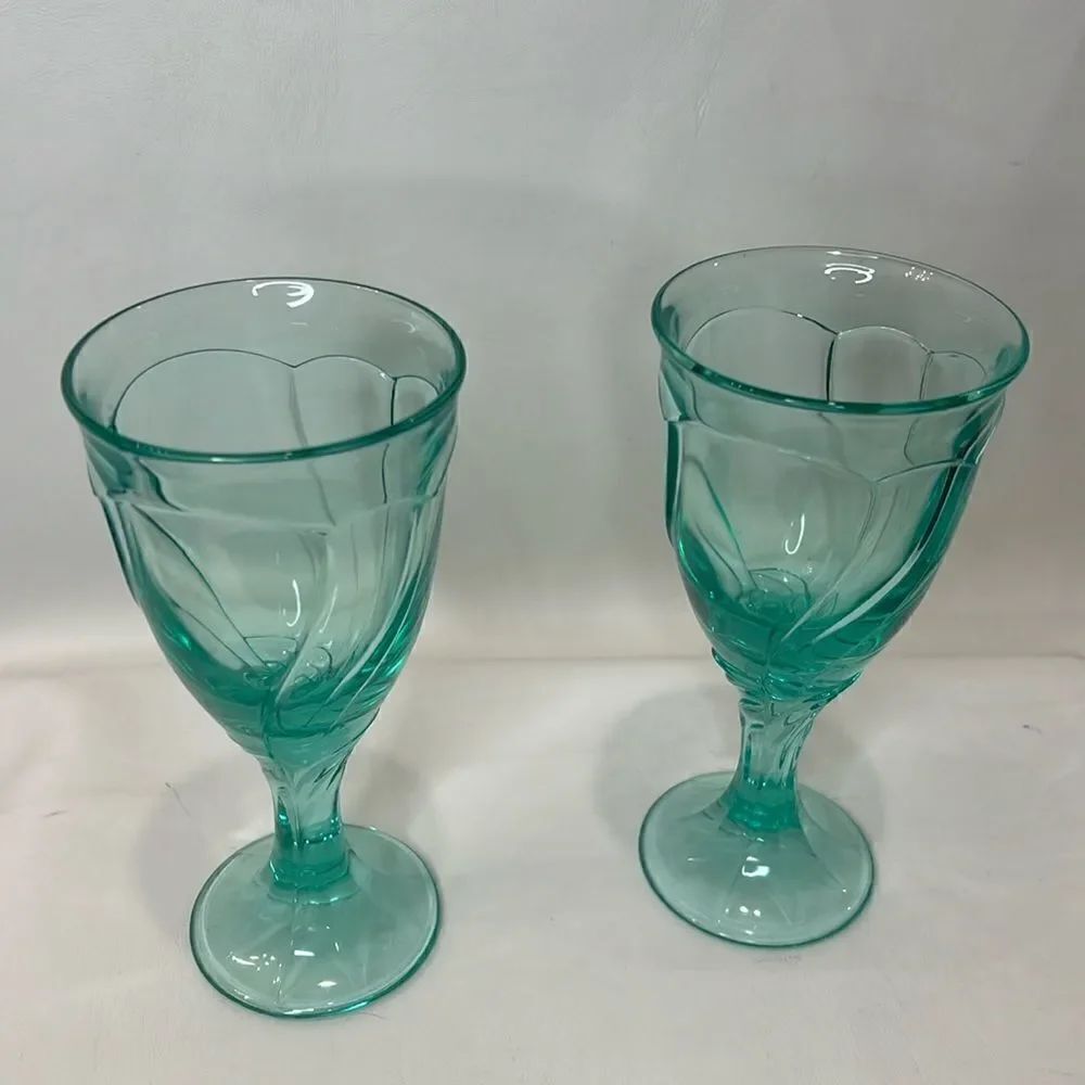 Noritake Sweet Swirl Glass Goblet 8 Oz Aqua Blue 7 1/4 In Tall 3 1/4 Round Set 2